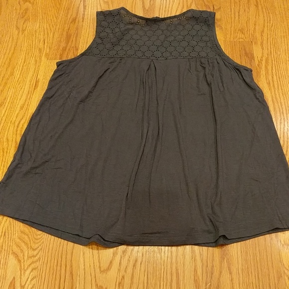 Beautiful eyelet top tunic flowy tank top - Picture 2 of 4